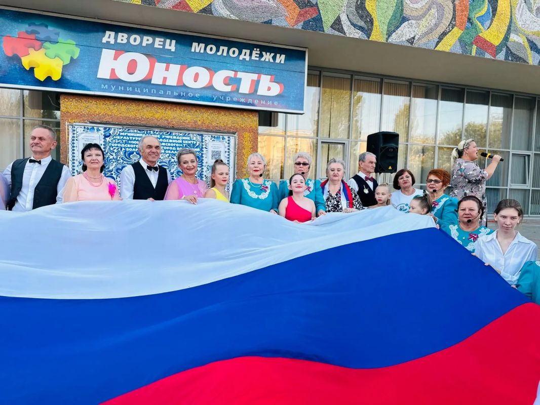 День флага России. 21 августа общественное производство «Юность» наполнилось невероятной энергетикой! Праздничная программа и флешмоб «Российский триколор» прошли на одном дыхании День флага России. 21 августа общественное производство «Юность» наполнилось невероятной энергетикой! Праздничная программа и флешмоб «Российский триколор» прошли на одном дыхании