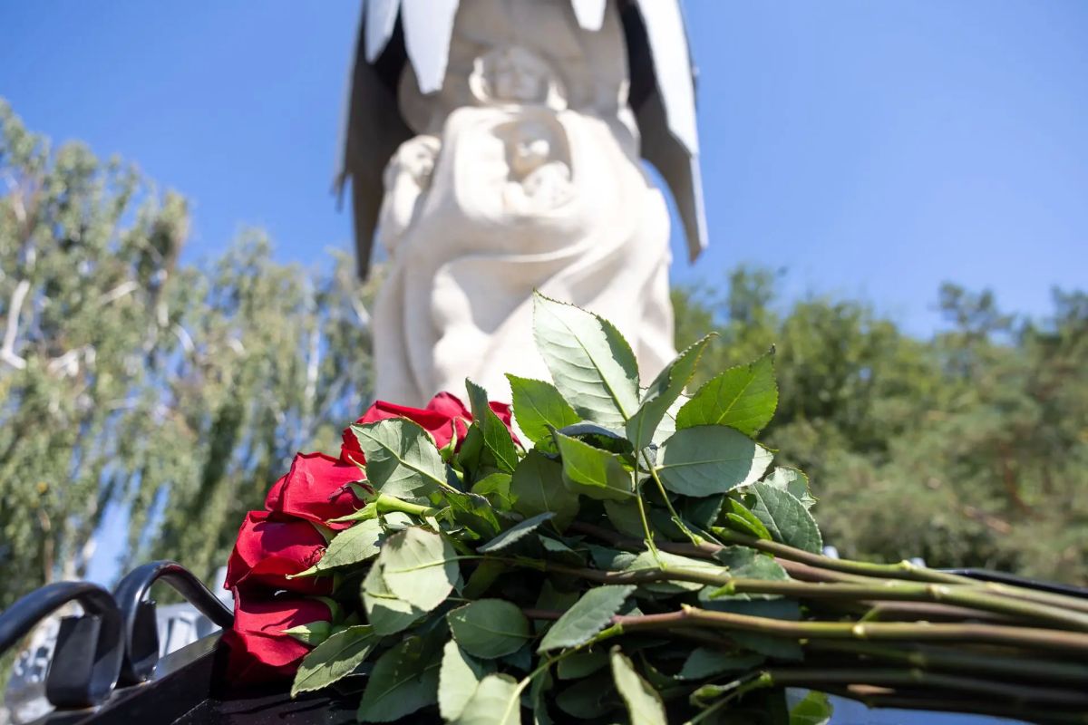 Губернатор Андрей Бочаров почтил память жертв массированной бомбардировки Сталинграда Губернатор Андрей Бочаров почтил память жертв массированной бомбардировки Сталинграда