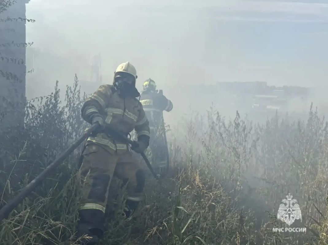Волгоградские огнеборцы ликвидируют пожар в Дзержинском районе Волгоградские огнеборцы ликвидируют пожар в Дзержинском районе