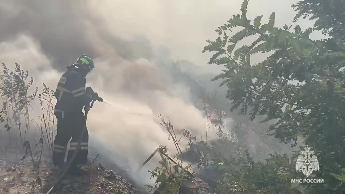 Волгоградские огнеборцы ликвидируют пожар в Дзержинском районе