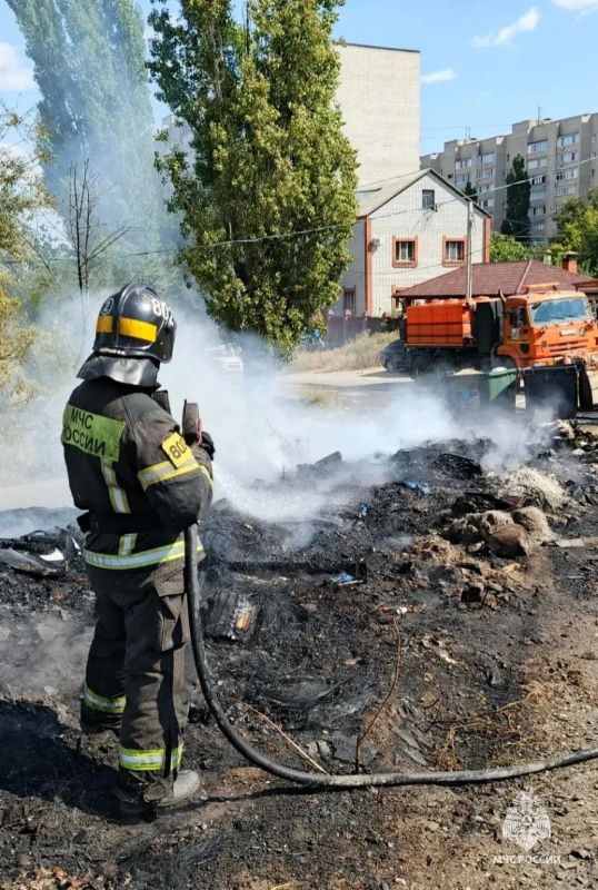 Волгоградские пожарные не дали огню распространиться Волгоградские пожарные не дали огню распространиться