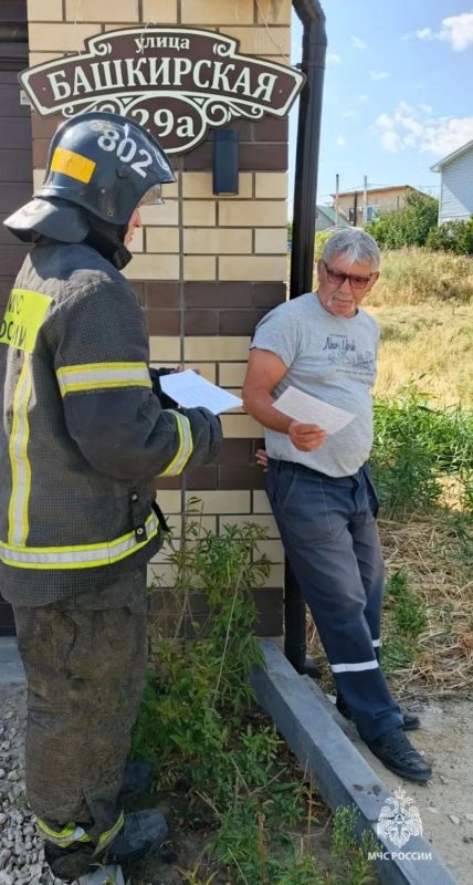 Волгоградские пожарные не дали огню распространиться Волгоградские пожарные не дали огню распространиться