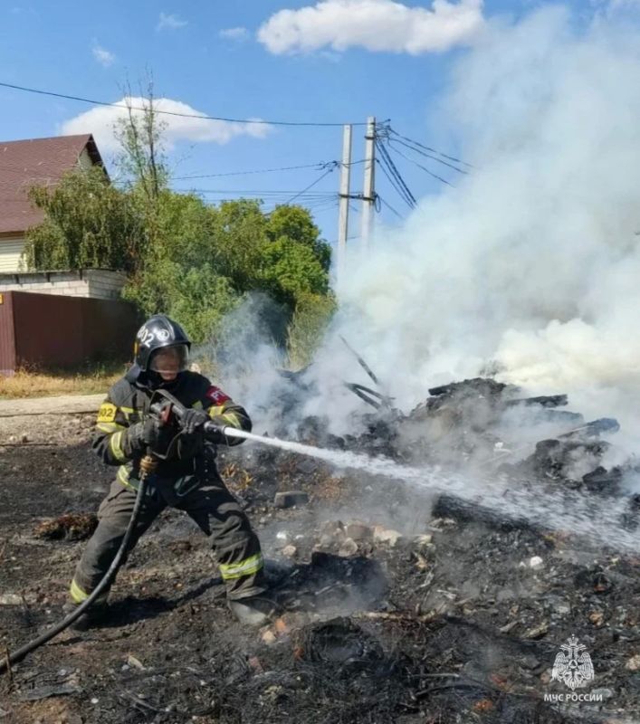Волгоградские пожарные не дали огню распространиться