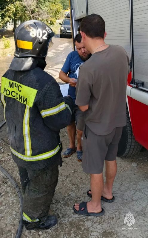 Волгоградские пожарные не дали огню распространиться Волгоградские пожарные не дали огню распространиться
