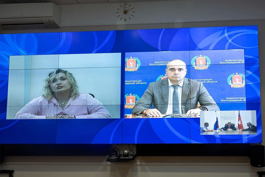 Губернатор Андрей Бочаров провел личный прием жителей Волгоградской области Губернатор Андрей Бочаров провел личный прием жителей Волгоградской области