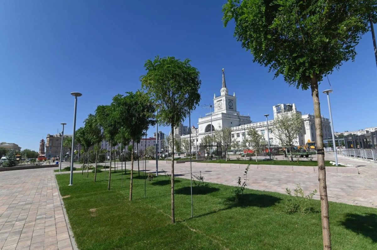 В Волгограде открыли обновленную Привокзальную площадь с фонтаном на историческом месте и финиковыми пальмами, как в Сталинграде В Волгограде открыли обновленную Привокзальную площадь с фонтаном на историческом месте и финиковыми пальмами, как в Сталинграде