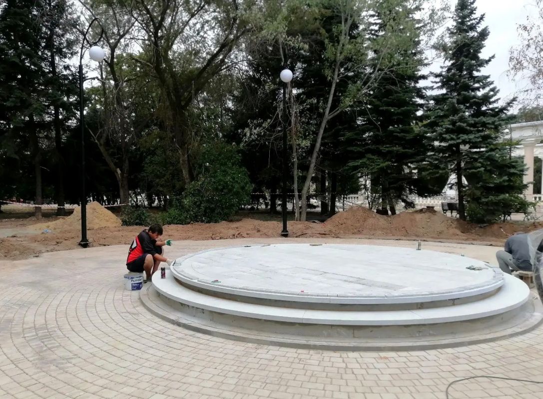 В сквере первостроителей начали устанавливать опоры освещения В сквере первостроителей начали устанавливать опоры освещения