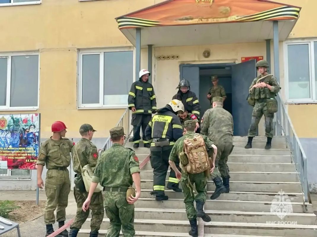 Отработка взаимодействия: ликвидация условного пожара силами МЧС и военнослужащих Отработка взаимодействия: ликвидация условного пожара силами МЧС и военнослужащих