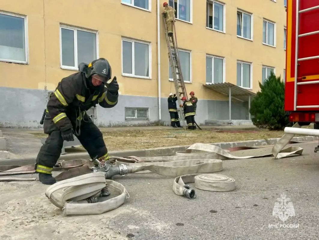 Отработка взаимодействия: ликвидация условного пожара силами МЧС и военнослужащих Отработка взаимодействия: ликвидация условного пожара силами МЧС и военнослужащих