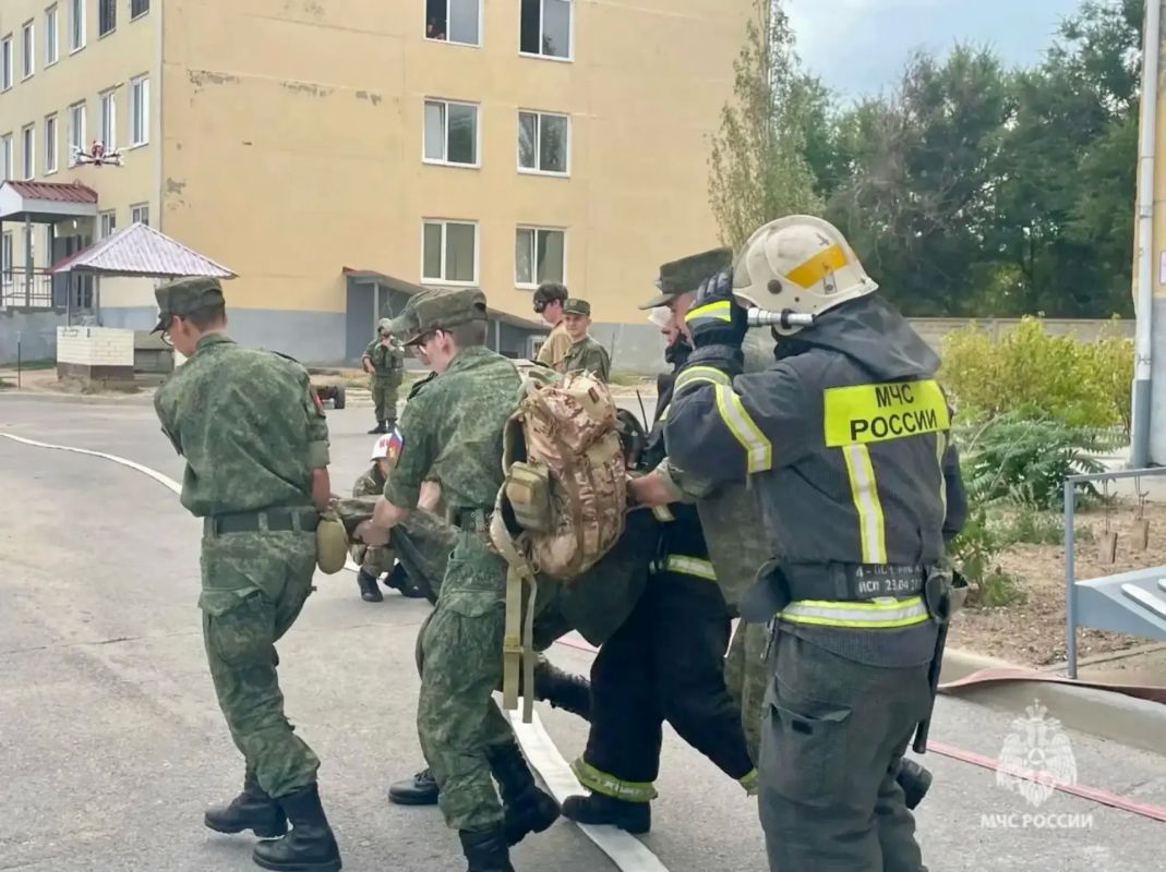 Отработка взаимодействия: ликвидация условного пожара силами МЧС и военнослужащих Отработка взаимодействия: ликвидация условного пожара силами МЧС и военнослужащих