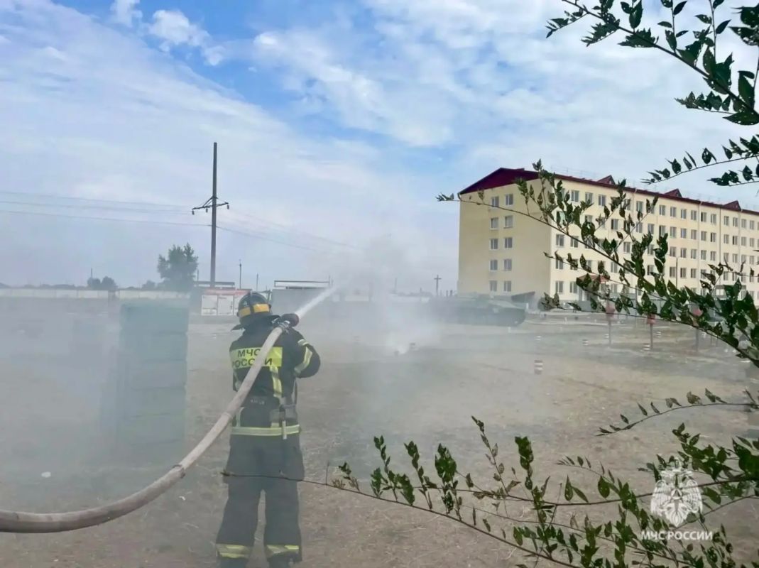 Отработка взаимодействия: ликвидация условного пожара силами МЧС и военнослужащих Отработка взаимодействия: ликвидация условного пожара силами МЧС и военнослужащих