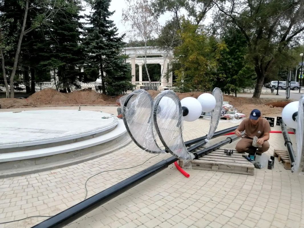 В сквере первостроителей начали устанавливать опоры освещения В сквере первостроителей начали устанавливать опоры освещения