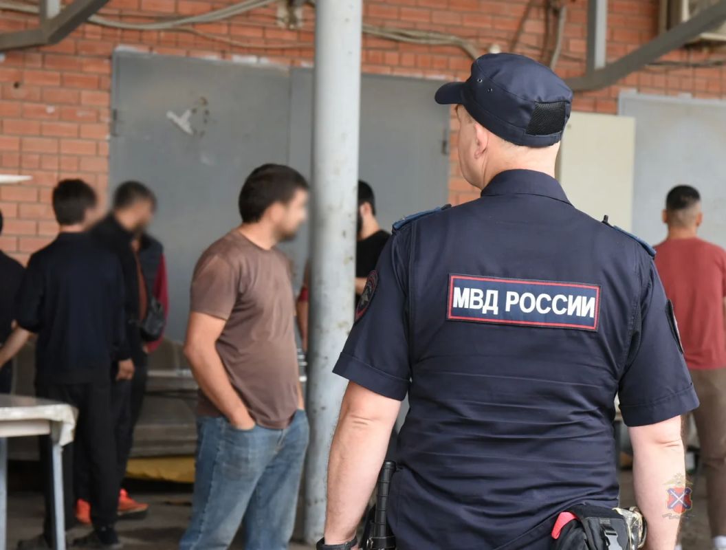 На территории оптово-распределительного комплекса в Дзержинском районе Волгограда полицейские провели рейд по контролю за соблюдением миграционного законодательства На территории оптово-распределительного комплекса в Дзержинском районе Волгограда полицейские провели рейд по контролю за соблюдением миграционного законодательства
