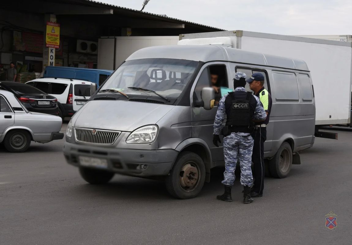 На территории оптово-распределительного комплекса в Дзержинском районе Волгограда полицейские провели рейд по контролю за соблюдением миграционного законодательства На территории оптово-распределительного комплекса в Дзержинском районе Волгограда полицейские провели рейд по контролю за соблюдением миграционного законодательства