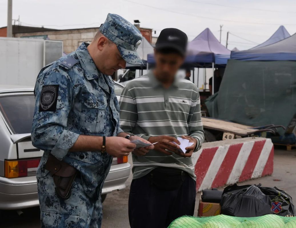 На территории оптово-распределительного комплекса в Дзержинском районе Волгограда полицейские провели рейд по контролю за соблюдением миграционного законодательства На территории оптово-распределительного комплекса в Дзержинском районе Волгограда полицейские провели рейд по контролю за соблюдением миграционного законодательства