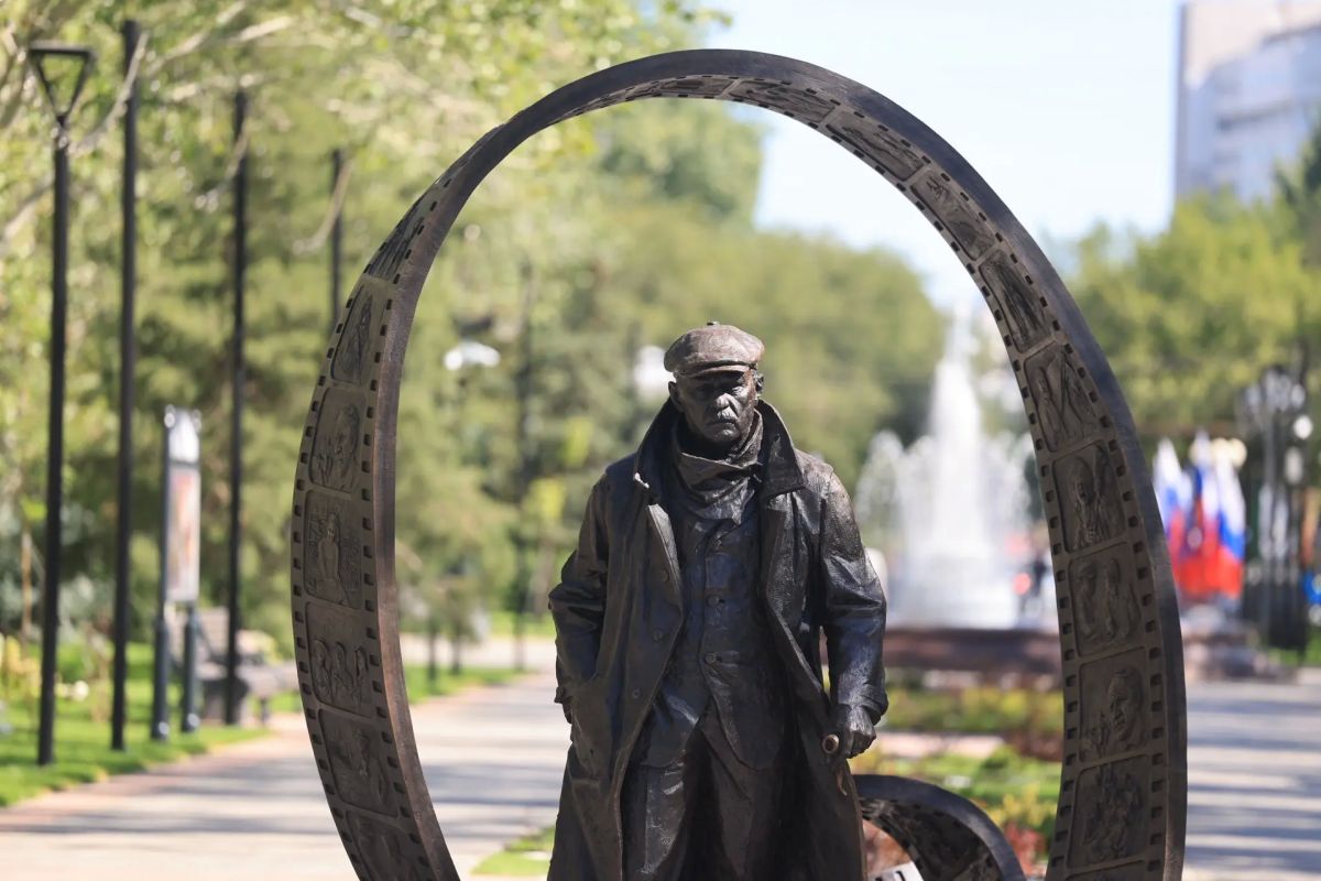 В Центральном районе открылся сквер Станислава Говорухина В Центральном районе открылся сквер Станислава Говорухина
