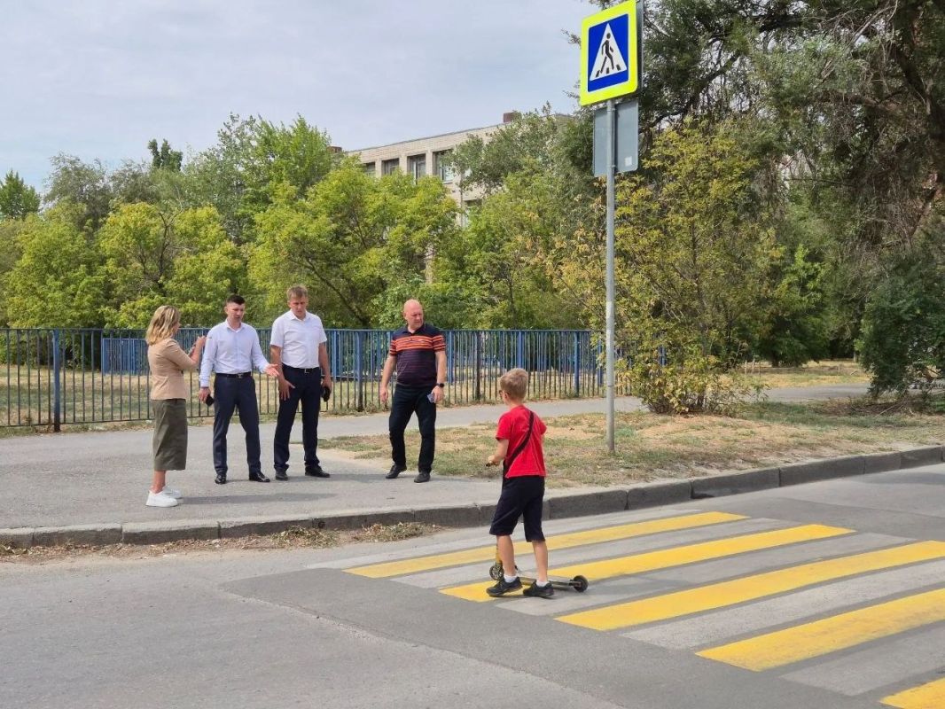 Накануне 1 сентября заместители председателя Волгоградской городской Думы Дмитрий Дильман и Геннадий Кузнецов совместно со специалистами департамента городского хозяйства администрации Волгограда проинспектировали состояние...