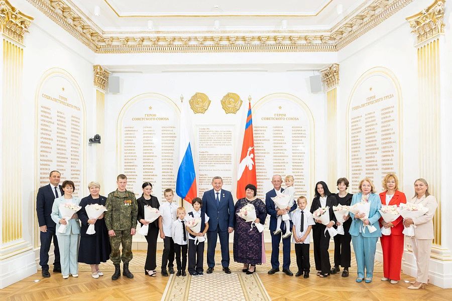 Губернатор Андрей Бочаров вручил орден «Мать-героиня» жительнице Волгоградской области Губернатор Андрей Бочаров вручил орден «Мать-героиня» жительнице Волгоградской области
