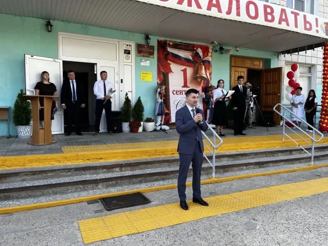 Сегодня депутаты Волгоградской городской Думы побывали на торжественных линейках в школах города-героя и поздравили педагогов и учащихся с Днем знаний и началом нового учебного года Сегодня депутаты Волгоградской городской Думы побывали на торжественных линейках в школах города-героя и поздравили педагогов и учащихся с Днем знаний и началом нового учебного года