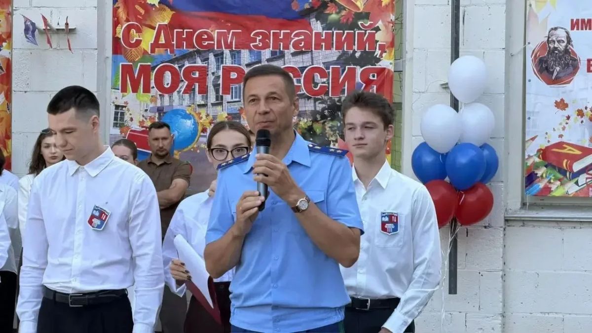 Руководство и работники прокуратуры Волгоградской области поздравили учащихся с Днем знаний Руководство и работники прокуратуры Волгоградской области поздравили учащихся с Днем знаний