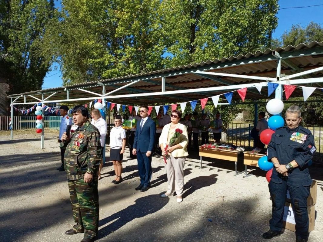 Сегодня депутаты Волгоградской городской Думы побывали на торжественных линейках в школах города-героя и поздравили педагогов и учащихся с Днем знаний и началом нового учебного года Сегодня депутаты Волгоградской городской Думы побывали на торжественных линейках в школах города-героя и поздравили педагогов и учащихся с Днем знаний и началом нового учебного года