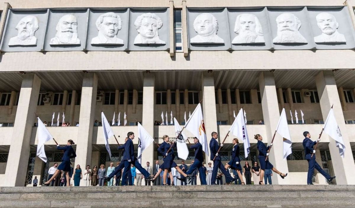 Около трех тысяч студентовпервокурсников переступили сегодня порог Волгоградского государственного университета - одного из ведущих вузов региона Около трех тысяч студентовпервокурсников переступили сегодня порог Волгоградского государственного университета - одного из ведущих вузов региона