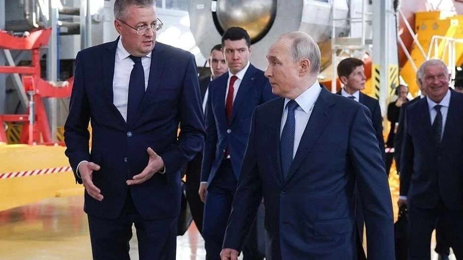 На втором дне XI ВЭФ во Владивостоке Владимир Путин обсудил с Юрием Трутневым судостроение, транспорт и стратегию развития Дальнего Востока до 2036 года