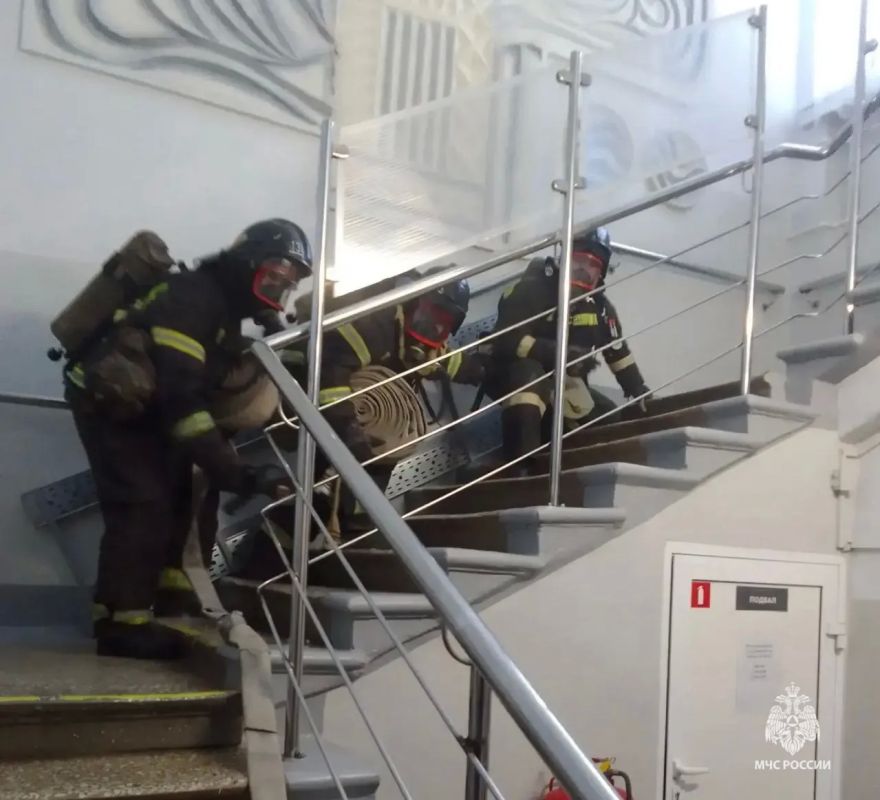 Эвакуация и спасение: огнеборцы Волжского отработали действия при пожаре Эвакуация и спасение: огнеборцы Волжского отработали действия при пожаре