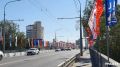 Ещё неделю назад Комсомольский путепровод в центре Волгограда был украшен российскими триколорами, установленными к Дню Российского флага