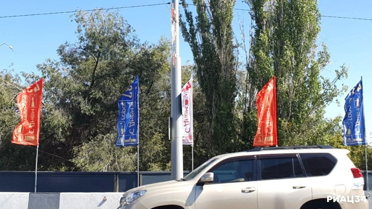 Ещё неделю назад Комсомольский путепровод в центре Волгограда был украшен российскими триколорами, установленными к Дню Российского флага Ещё неделю назад Комсомольский путепровод в центре Волгограда был украшен российскими триколорами, установленными к Дню Российского флага