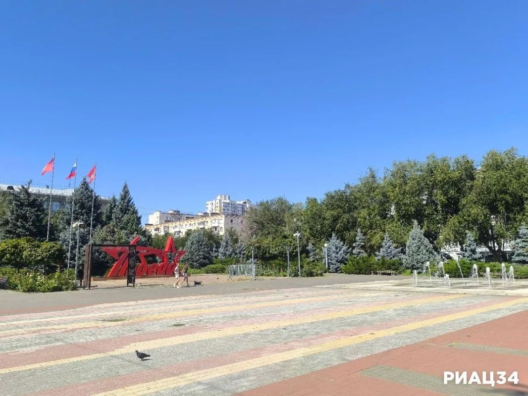 По мнению многих волгоградцев, площадь Советская в Ворошиловском районе - одна из самых красивых площадей Волгограда По мнению многих волгоградцев, площадь Советская в Ворошиловском районе - одна из самых красивых площадей Волгограда
