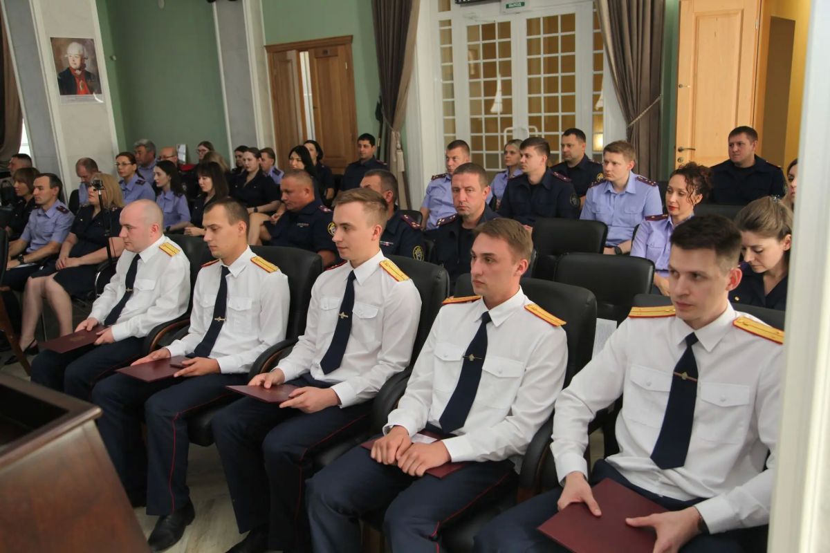 Выпускникам академии СК России вручили служебные удостоверения Выпускникам академии СК России вручили служебные удостоверения