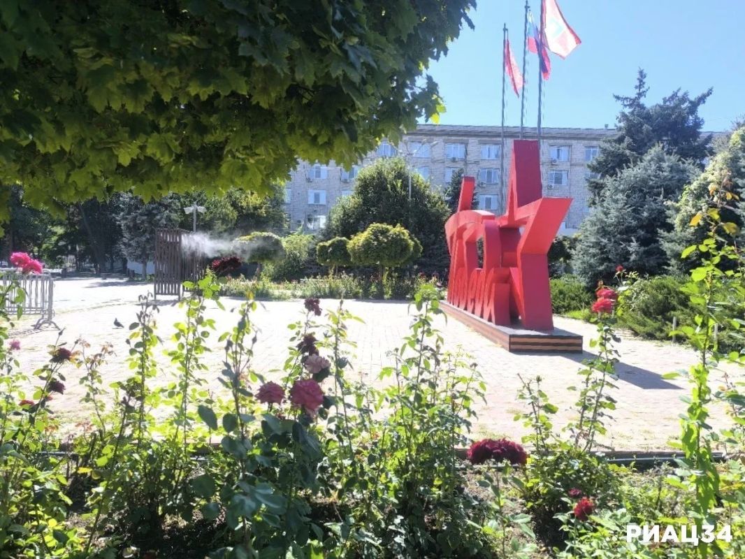 По мнению многих волгоградцев, площадь Советская в Ворошиловском районе - одна из самых красивых площадей Волгограда По мнению многих волгоградцев, площадь Советская в Ворошиловском районе - одна из самых красивых площадей Волгограда