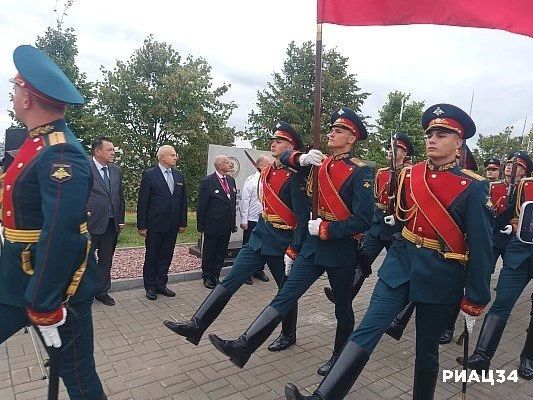 На Мамаевом кургане в Волгограде открыт памятный знак воинам Донбасса — защитникам сталинградской земли На Мамаевом кургане в Волгограде открыт памятный знак воинам Донбасса — защитникам сталинградской земли