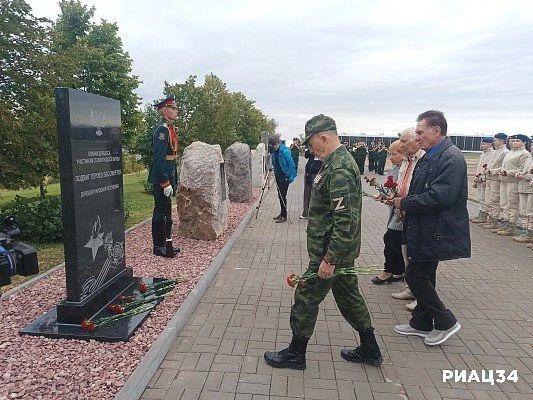 На Мамаевом кургане в Волгограде открыт памятный знак воинам Донбасса — защитникам сталинградской земли На Мамаевом кургане в Волгограде открыт памятный знак воинам Донбасса — защитникам сталинградской земли