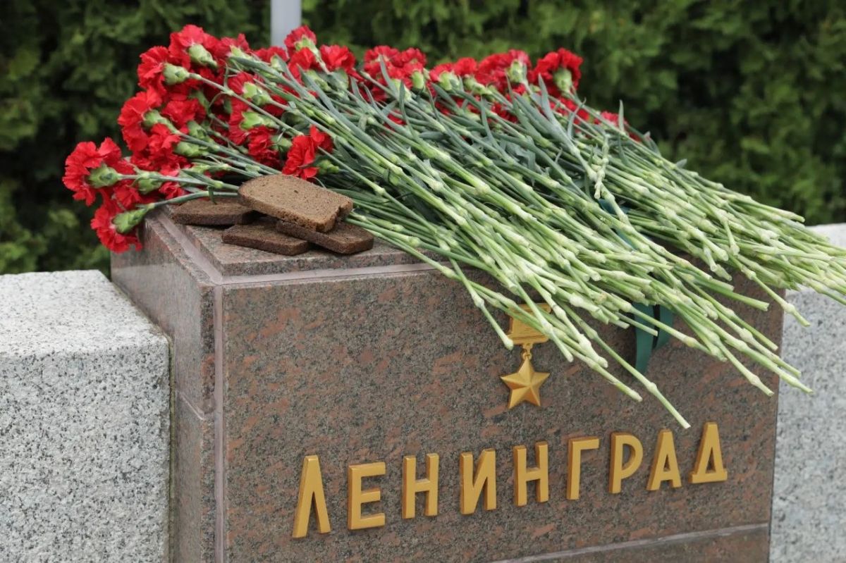 Сегодня на Мамаевом кургане в Волгограде состоялся памятный митинг, посвященный 85й годовщине начала блокады Ленинграда - одной из самых трагических и героических страниц Великой Отечественной войны Сегодня на Мамаевом кургане в Волгограде состоялся памятный митинг, посвященный 85й годовщине начала блокады Ленинграда - одной из самых трагических и героических страниц Великой Отечественной войны