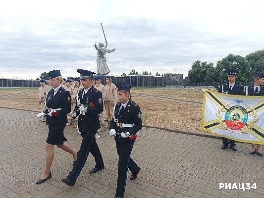 На Мамаевом кургане в Волгограде открыт памятный знак воинам Донбасса — защитникам сталинградской земли На Мамаевом кургане в Волгограде открыт памятный знак воинам Донбасса — защитникам сталинградской земли