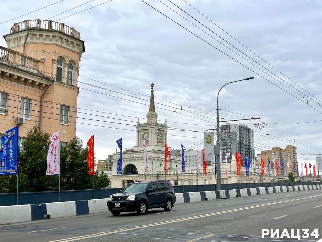 Ко Дню города центр Волгограда «расцвёл» триколорами и тематическими флагами и баннерами Ко Дню города центр Волгограда «расцвёл» триколорами и тематическими флагами и баннерами