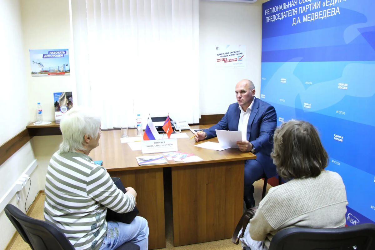Депутат Волгоградской областной Думы Игорь Воробьев провел личный прием жителей Красноармейского района Депутат Волгоградской областной Думы Игорь Воробьев провел личный прием жителей Красноармейского района