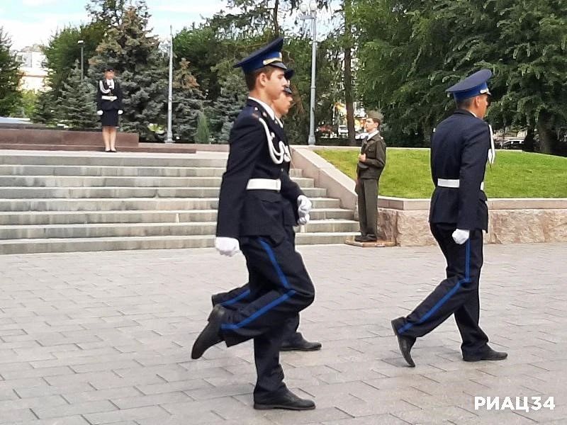 Донецкие кадеты несут Вахту Памяти у Вечного огня в Волгограде Донецкие кадеты несут Вахту Памяти у Вечного огня в Волгограде