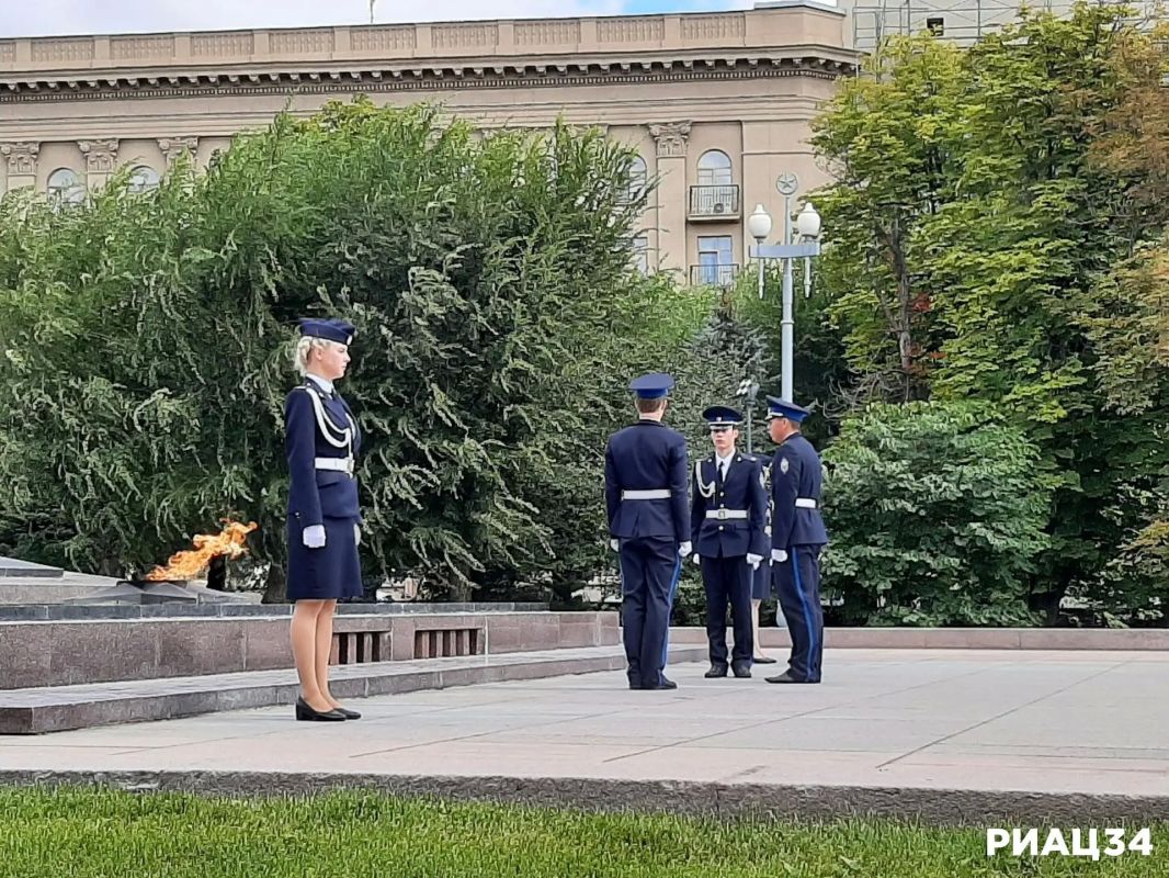Донецкие кадеты несут Вахту Памяти у Вечного огня в Волгограде