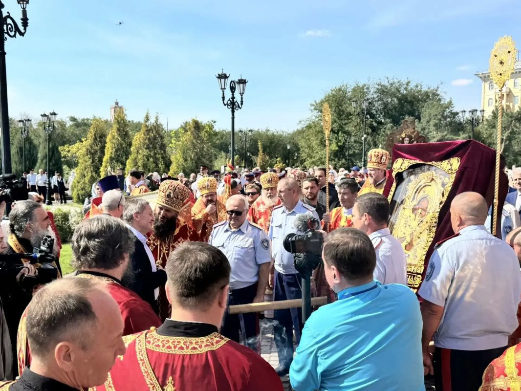 12 сентября в кафедральный собор Александра Невского прибыла святыня, которую называют заступницей Русской земли и первой чудотворной иконой Руси 12 сентября в кафедральный собор Александра Невского прибыла святыня, которую называют заступницей Русской земли и первой чудотворной иконой Руси