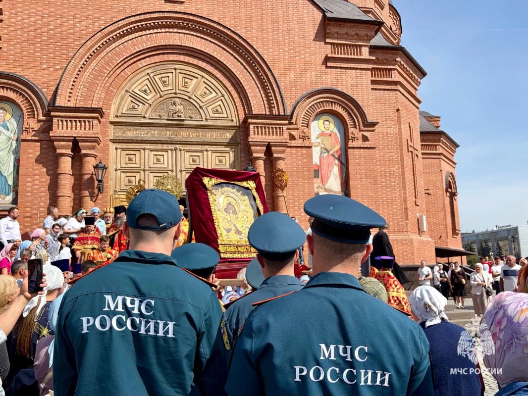 Сотрудники МЧС России присоединились к богослужению в Александро-Невском соборе Сотрудники МЧС России присоединились к богослужению в Александро-Невском соборе