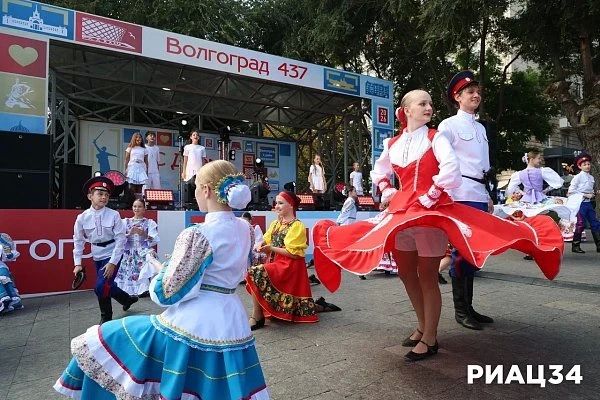 Волгограду – 437.. Когда-то крепость, потом форпост, сегодня Волгоград – уникальный город на великой реке. Непокорённый, продуваемый степными ветрами, наполненный энергией миллиона своих жителей – таких разных, но с одним... Волгограду – 437.. Когда-то крепость, потом форпост, сегодня Волгоград – уникальный город на великой реке. Непокорённый, продуваемый степными ветрами, наполненный энергией миллиона своих жителей – таких разных, но с одним...