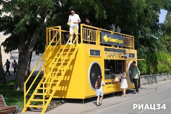 Волгограду – 437.. Когда-то крепость, потом форпост, сегодня Волгоград – уникальный город на великой реке. Непокорённый, продуваемый степными ветрами, наполненный энергией миллиона своих жителей – таких разных, но с одним... Волгограду – 437.. Когда-то крепость, потом форпост, сегодня Волгоград – уникальный город на великой реке. Непокорённый, продуваемый степными ветрами, наполненный энергией миллиона своих жителей – таких разных, но с одним...