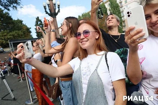 Волгограду – 437.. Когда-то крепость, потом форпост, сегодня Волгоград – уникальный город на великой реке. Непокорённый, продуваемый степными ветрами, наполненный энергией миллиона своих жителей – таких разных, но с одним... Волгограду – 437.. Когда-то крепость, потом форпост, сегодня Волгоград – уникальный город на великой реке. Непокорённый, продуваемый степными ветрами, наполненный энергией миллиона своих жителей – таких разных, но с одним...