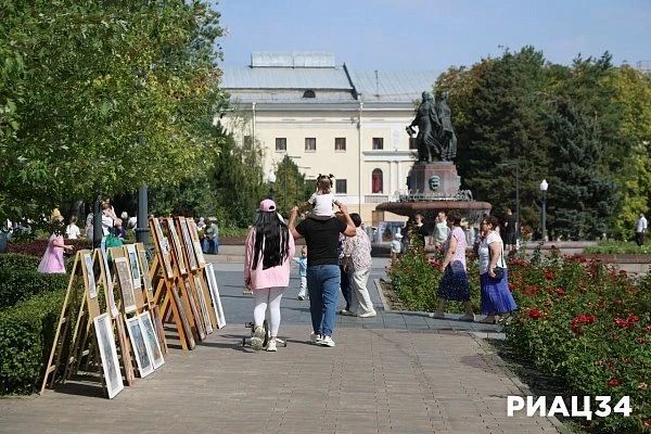 Волгограду – 437.. Когда-то крепость, потом форпост, сегодня Волгоград – уникальный город на великой реке. Непокорённый, продуваемый степными ветрами, наполненный энергией миллиона своих жителей – таких разных, но с одним... Волгограду – 437.. Когда-то крепость, потом форпост, сегодня Волгоград – уникальный город на великой реке. Непокорённый, продуваемый степными ветрами, наполненный энергией миллиона своих жителей – таких разных, но с одним...
