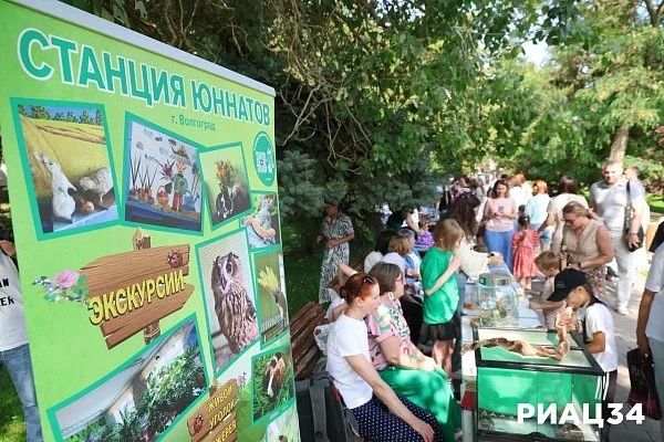 Волгограду – 437.. Когда-то крепость, потом форпост, сегодня Волгоград – уникальный город на великой реке. Непокорённый, продуваемый степными ветрами, наполненный энергией миллиона своих жителей – таких разных, но с одним... Волгограду – 437.. Когда-то крепость, потом форпост, сегодня Волгоград – уникальный город на великой реке. Непокорённый, продуваемый степными ветрами, наполненный энергией миллиона своих жителей – таких разных, но с одним...