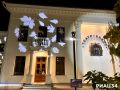 Традиционно вместе со сменой сезонов на фасаде Волгоградского театра кукол меняется рисунок вечерней подсветки