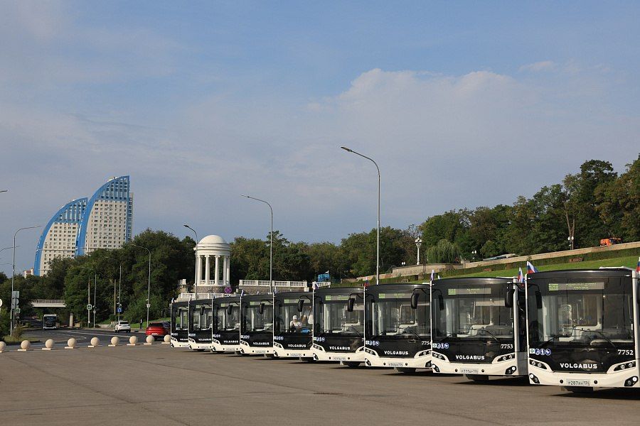 Автопарк Волгограда пополнили 26 новых автобуса большого и особо большого класса, уже сегодня они выйдут на городские маршруты, сообщила пресс-служба губернатора Андрея Бочарова Автопарк Волгограда пополнили 26 новых автобуса большого и особо большого класса, уже сегодня они выйдут на городские маршруты, сообщила пресс-служба губернатора Андрея Бочарова